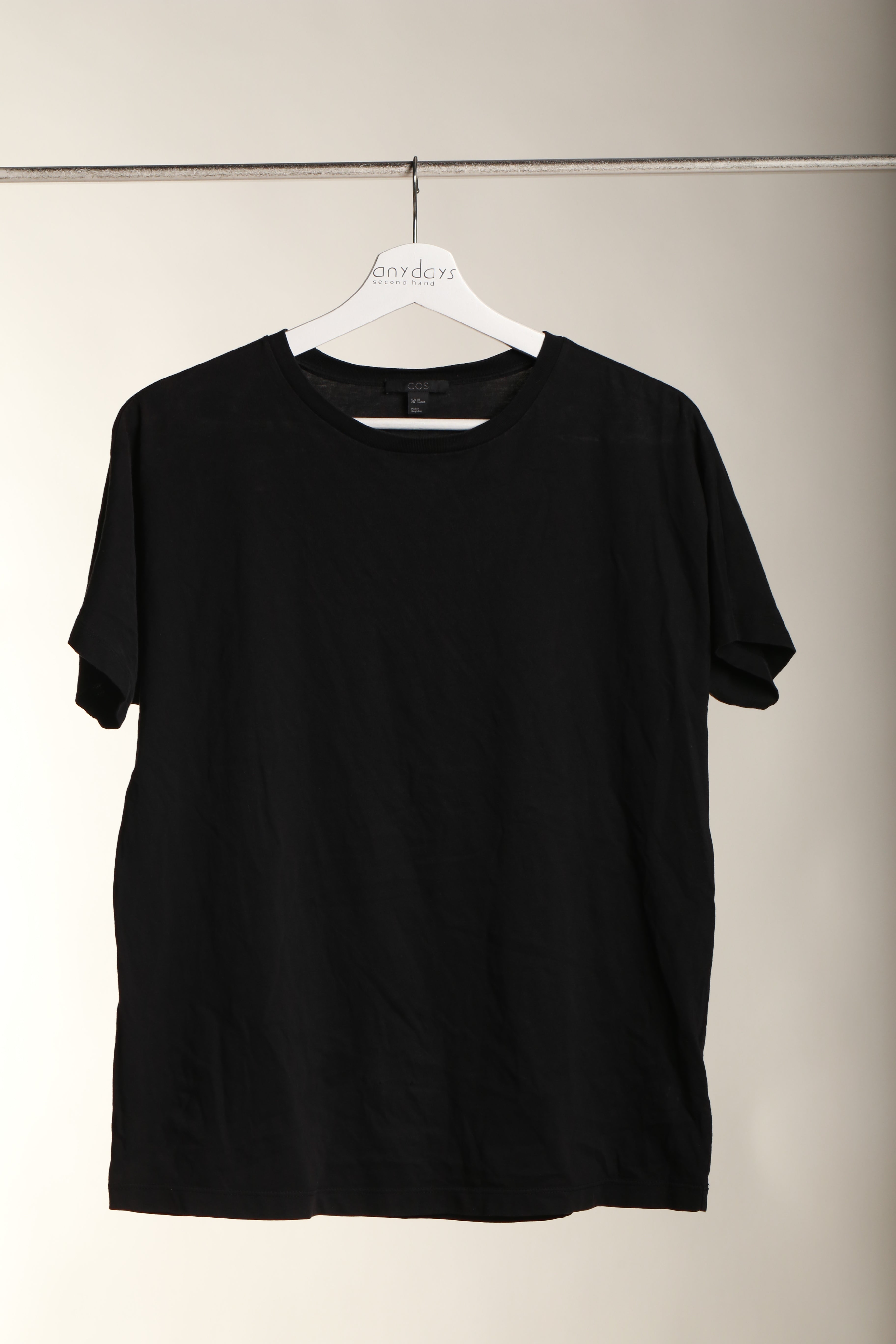 Damski T-shirt COS XS – czarny