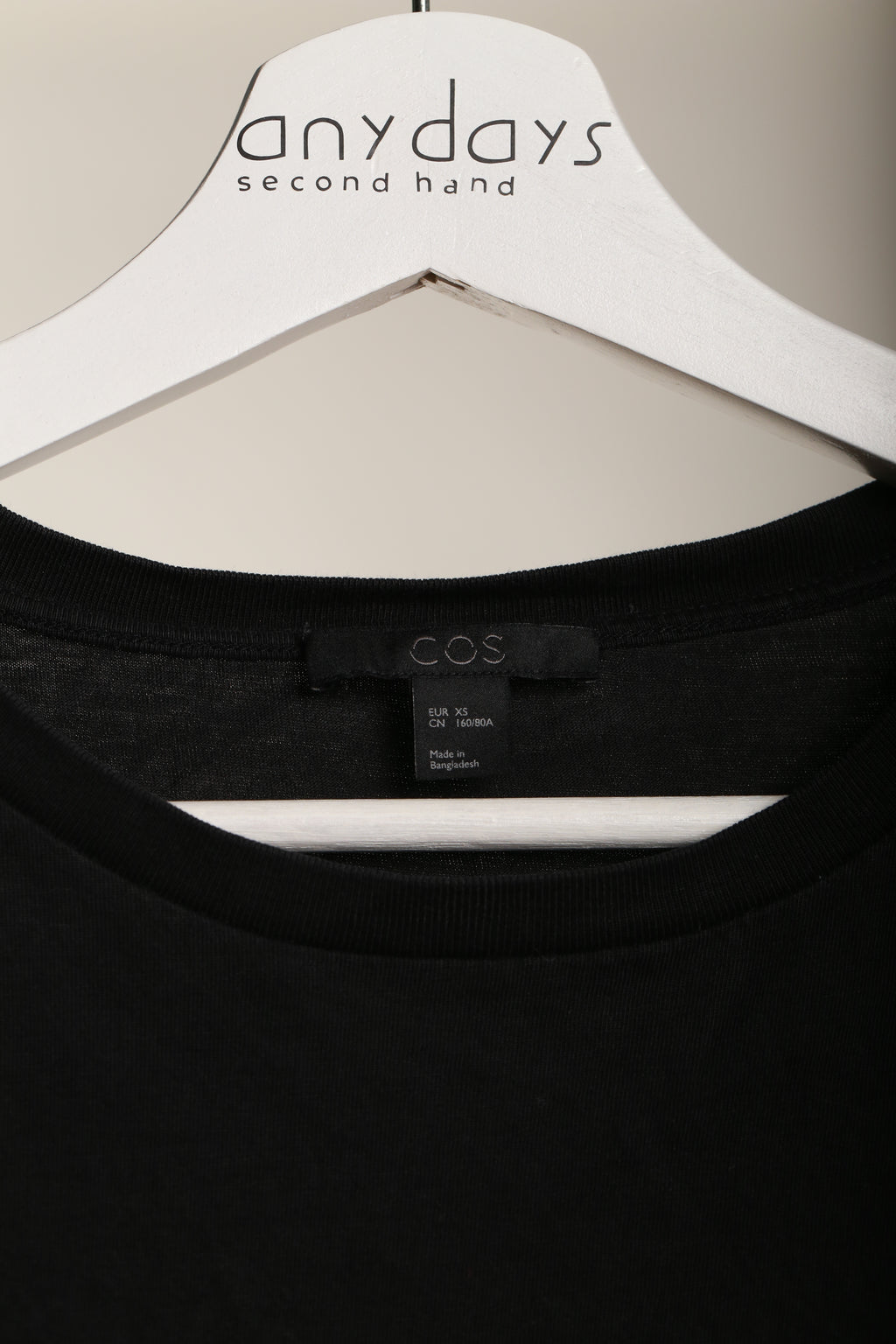 Damski T-shirt COS XS – czarny