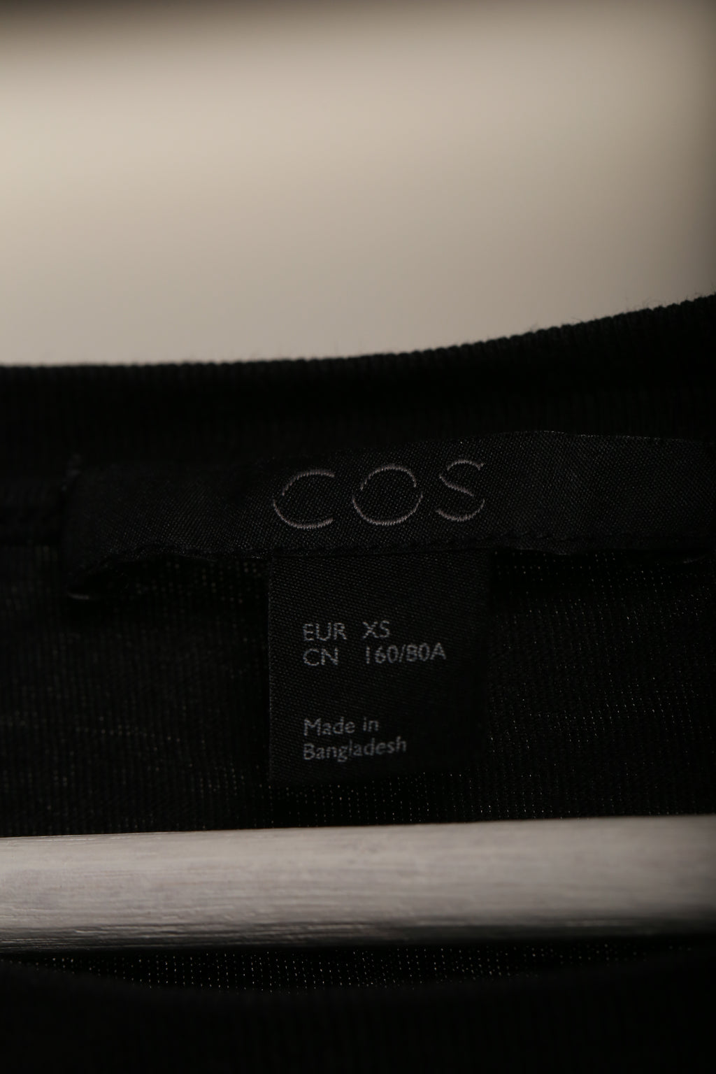 Damski T-shirt COS XS – czarny